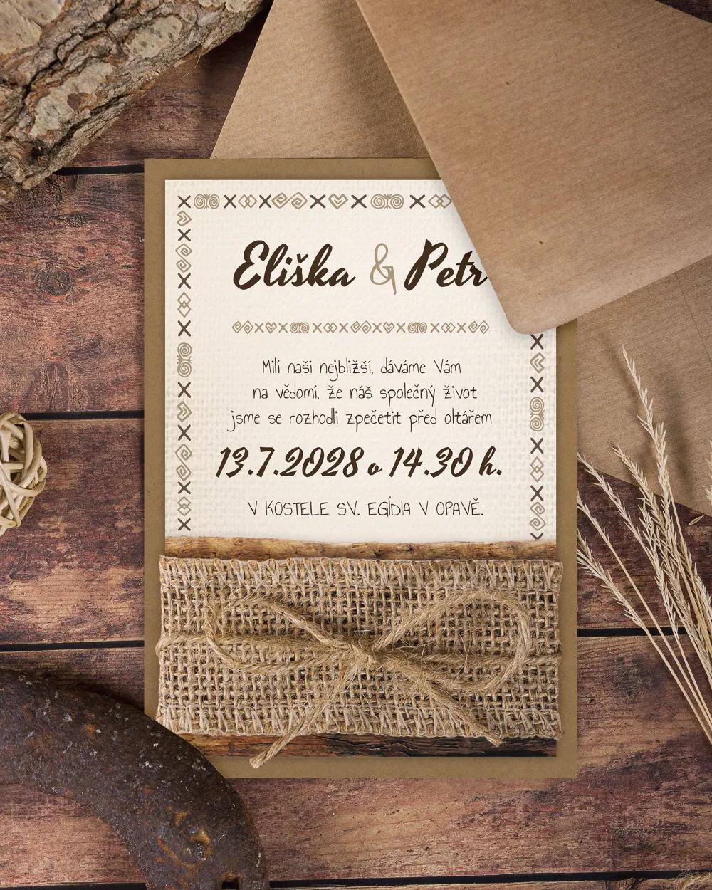 Svatební oznámení s lidovým dřevěným motivem 1/9