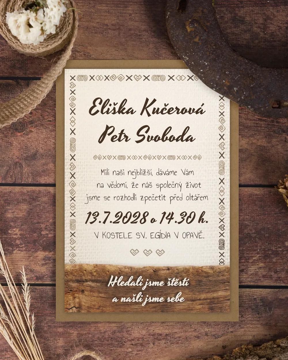 Svatební oznámení s lidovým dřevěným motivem 3/9