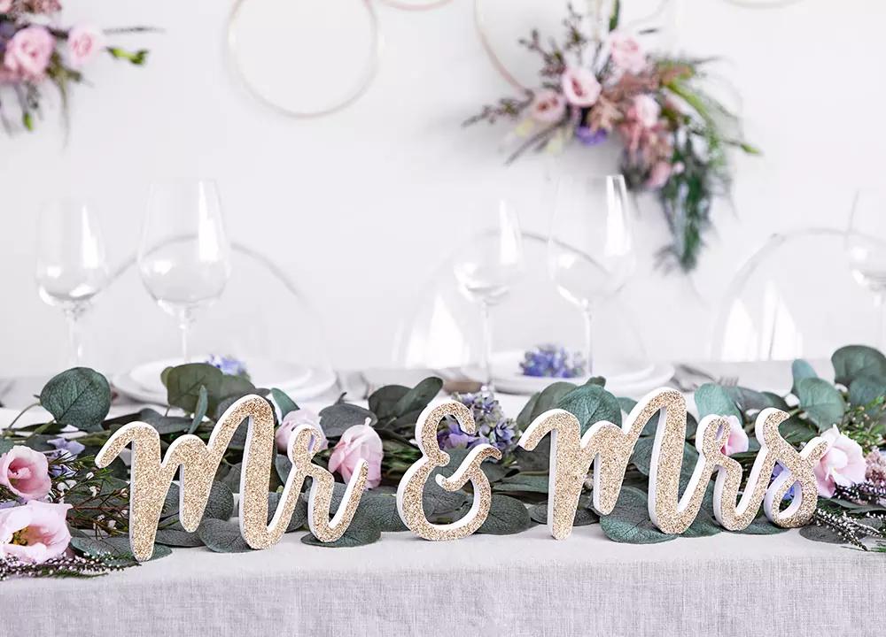 Mr & Mrs dřevěná dekorace zlatá 2/3