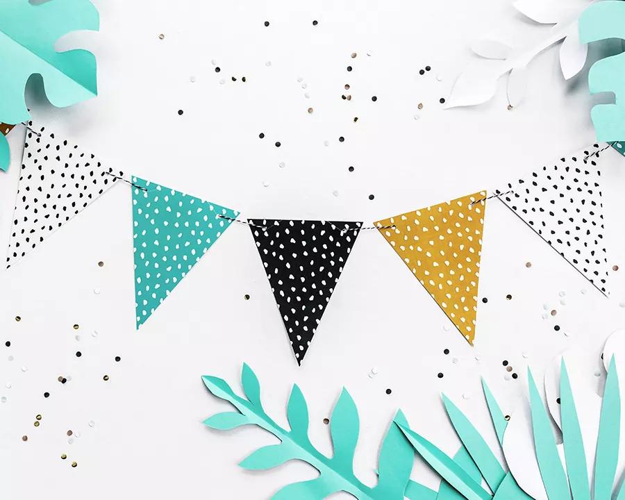 Barevná girlanda s vlajkami, délka 1,3 m, vzor 01 2/3