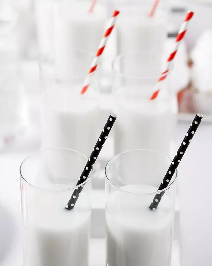 Černé papírové brčka 19,5 cm, 10 ks, bílé tečky 1/3