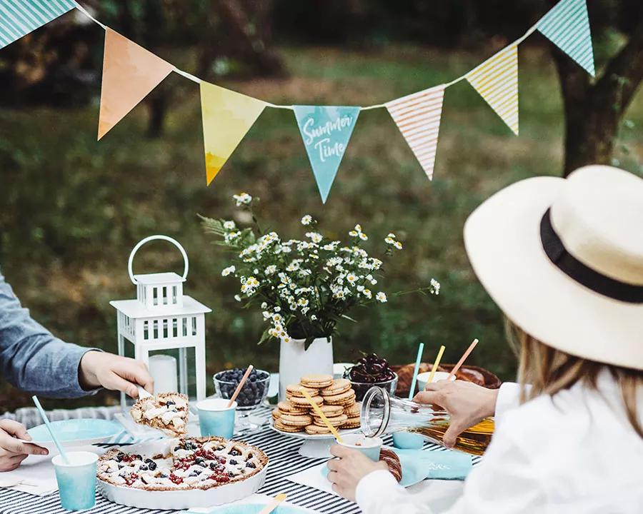 Barevná girlanda s vlajkami, délka 1,3 m, vzor 06 3/4