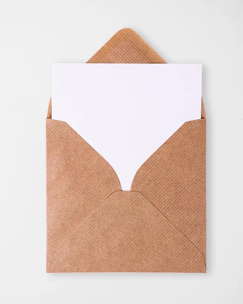 Hnědá obálka s žebrovaným vzorem – čtverec 140 mm 1/4