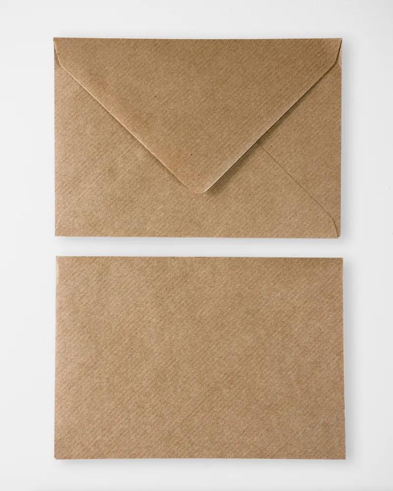 Hnědé obálky s žebrovaným vzorem 133 × 184 mm 1/3
