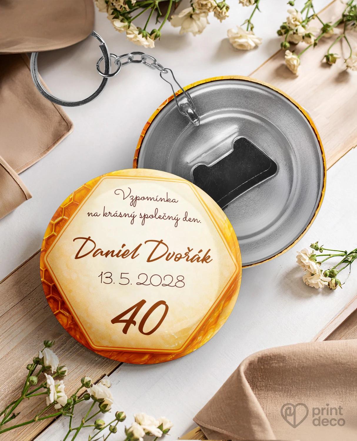 Kovová klíčenka s otvírákem z oslavy pro včelaře 02