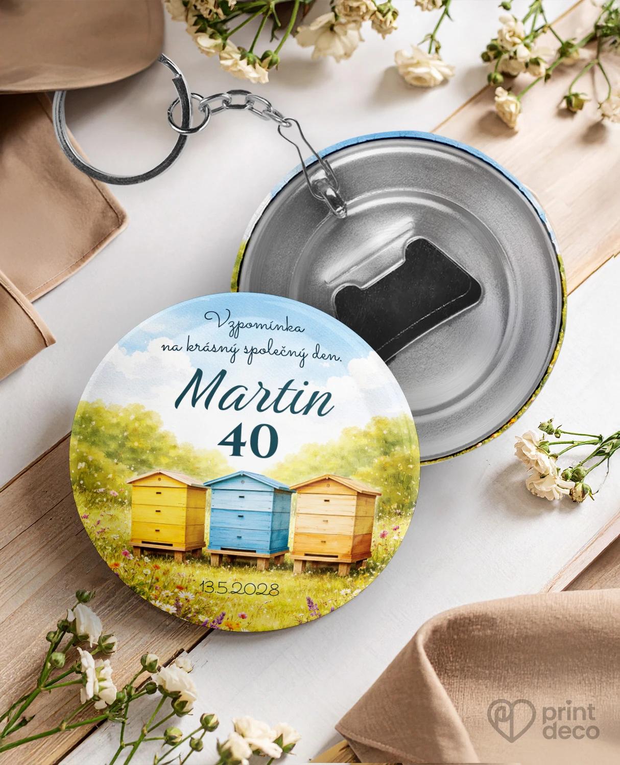 Kovová klíčenka s otvírákem z oslavy pro včelaře 03