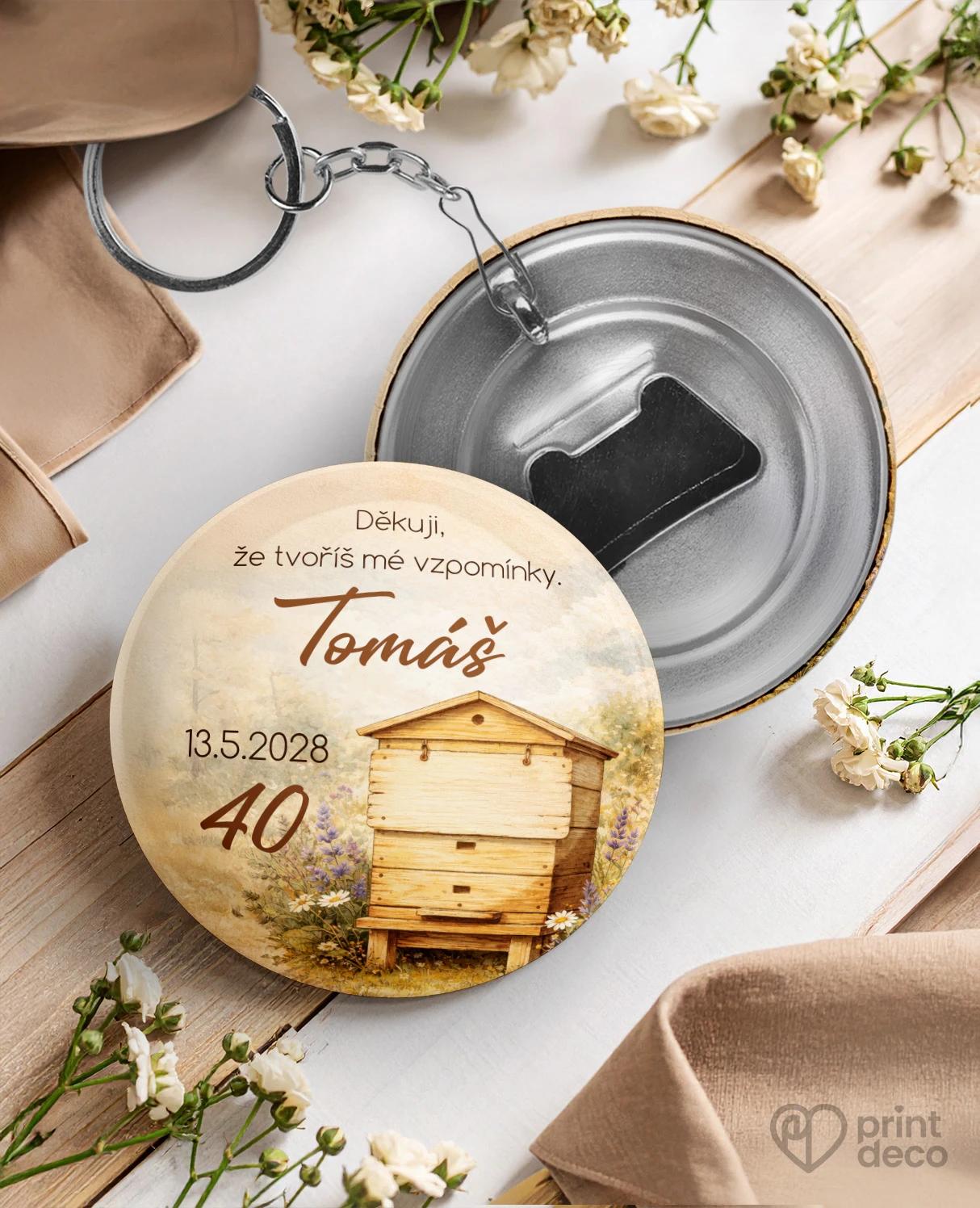 Kovová klíčenka s otvírákem z oslavy pro včelaře 05