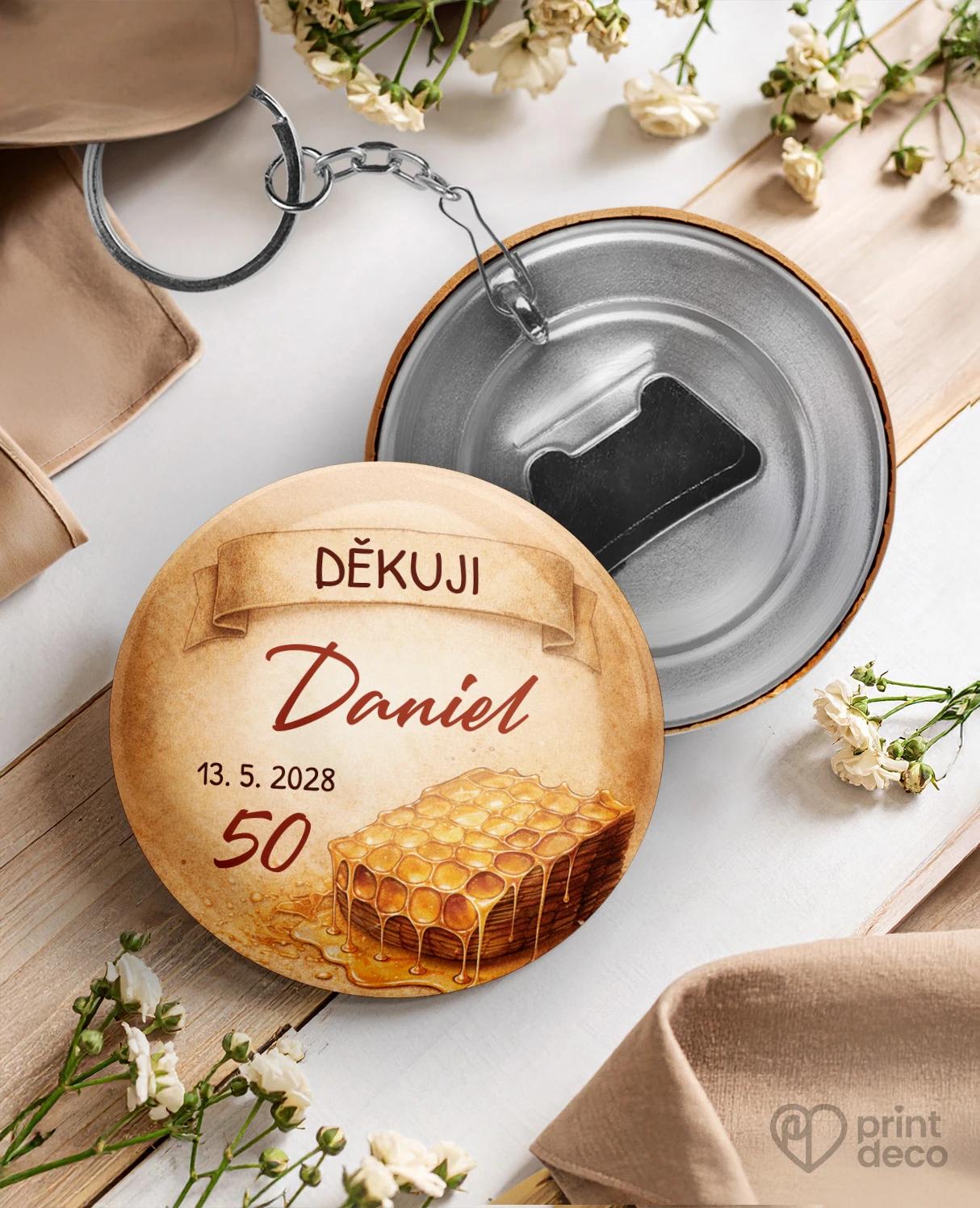 Kovová klíčenka s otvírákem z oslavy pro včelaře 06