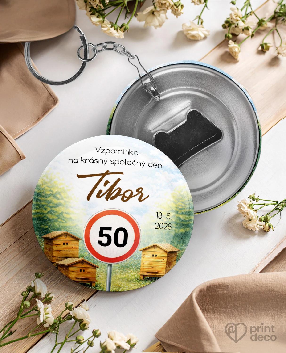 Kovová klíčenka s otvírákem z oslavy pro včelaře 07