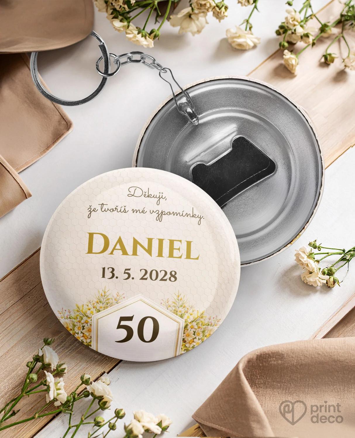 Kovová klíčenka s otvírákem z oslavy pro včelaře 08