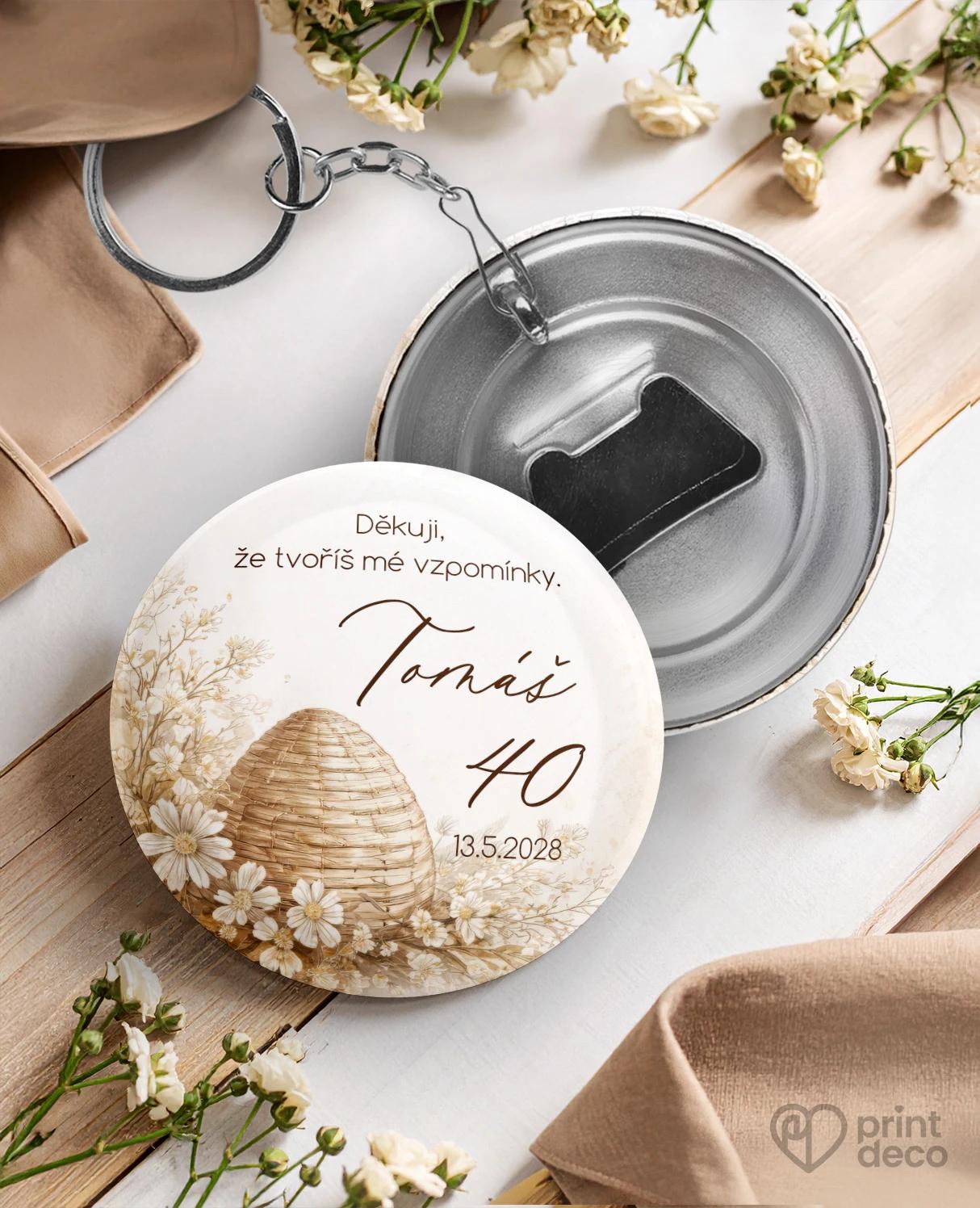 Kovová klíčenka s otvírákem z oslavy pro včelaře 09