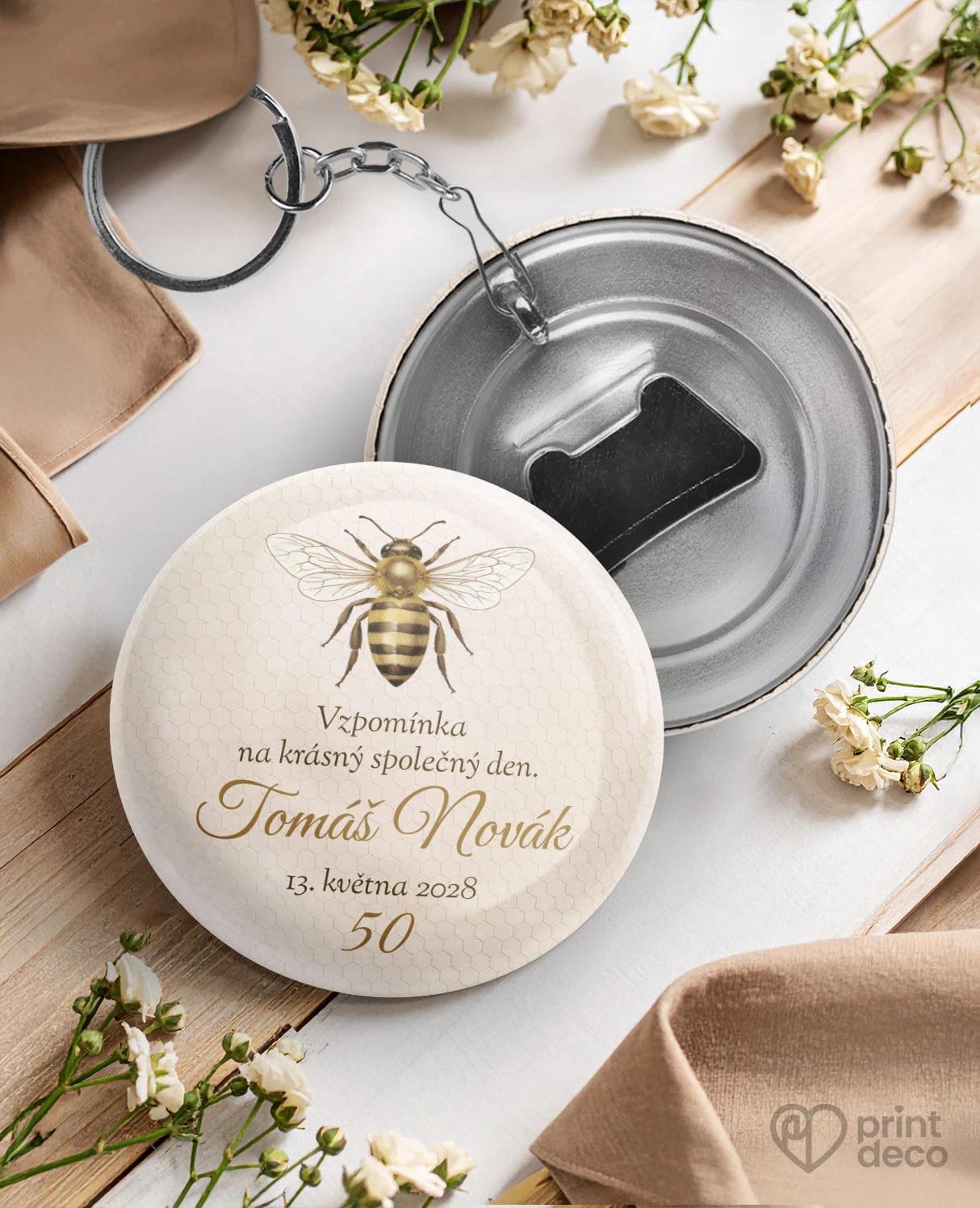 Kovová klíčenka s otvírákem z oslavy pro včelaře 11