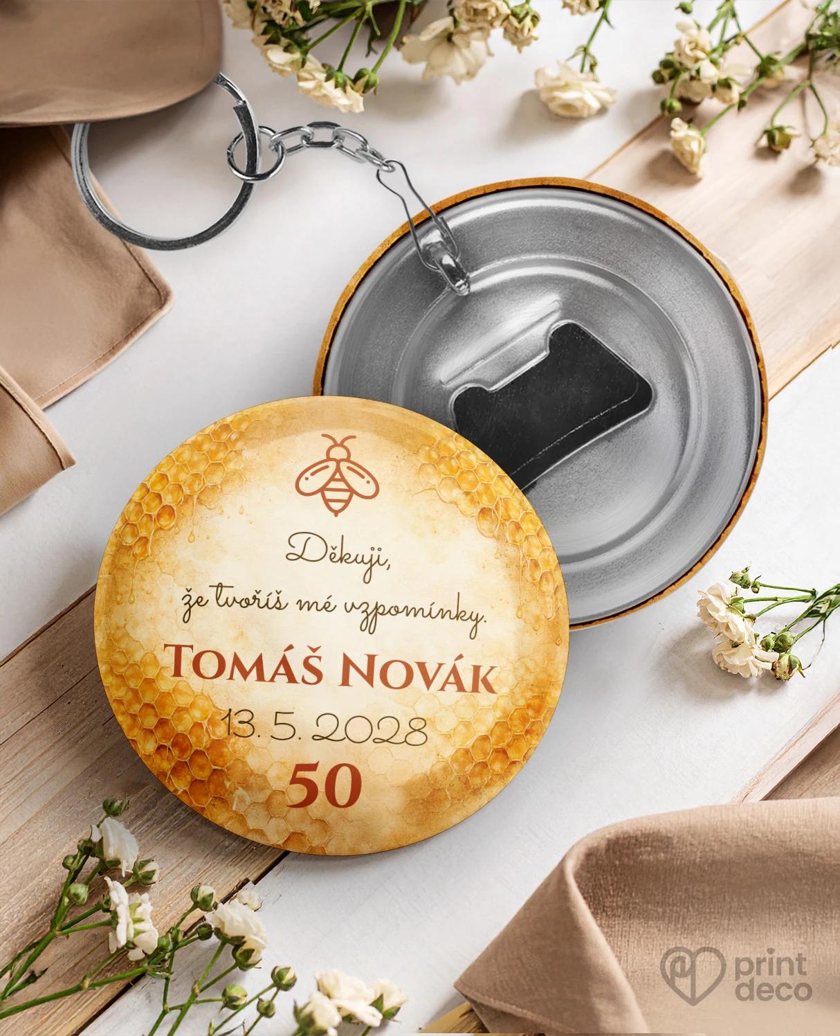 Kovová klíčenka s otvírákem z oslavy pro včelaře 12