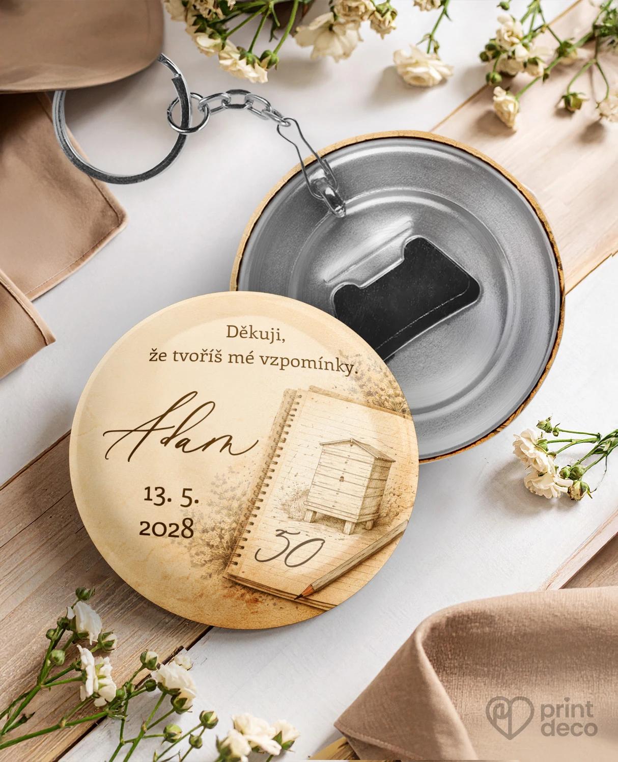 Kovová klíčenka s otvírákem z oslavy pro včelaře 14