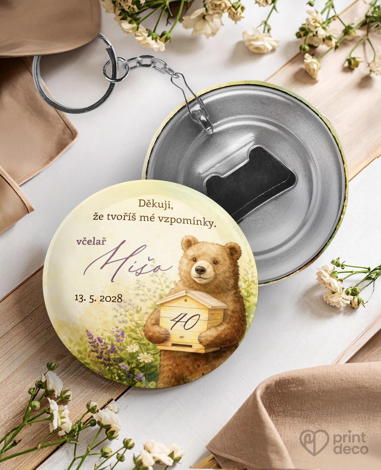 Kovová klíčenka s otvírákem z oslavy pro včelaře 16