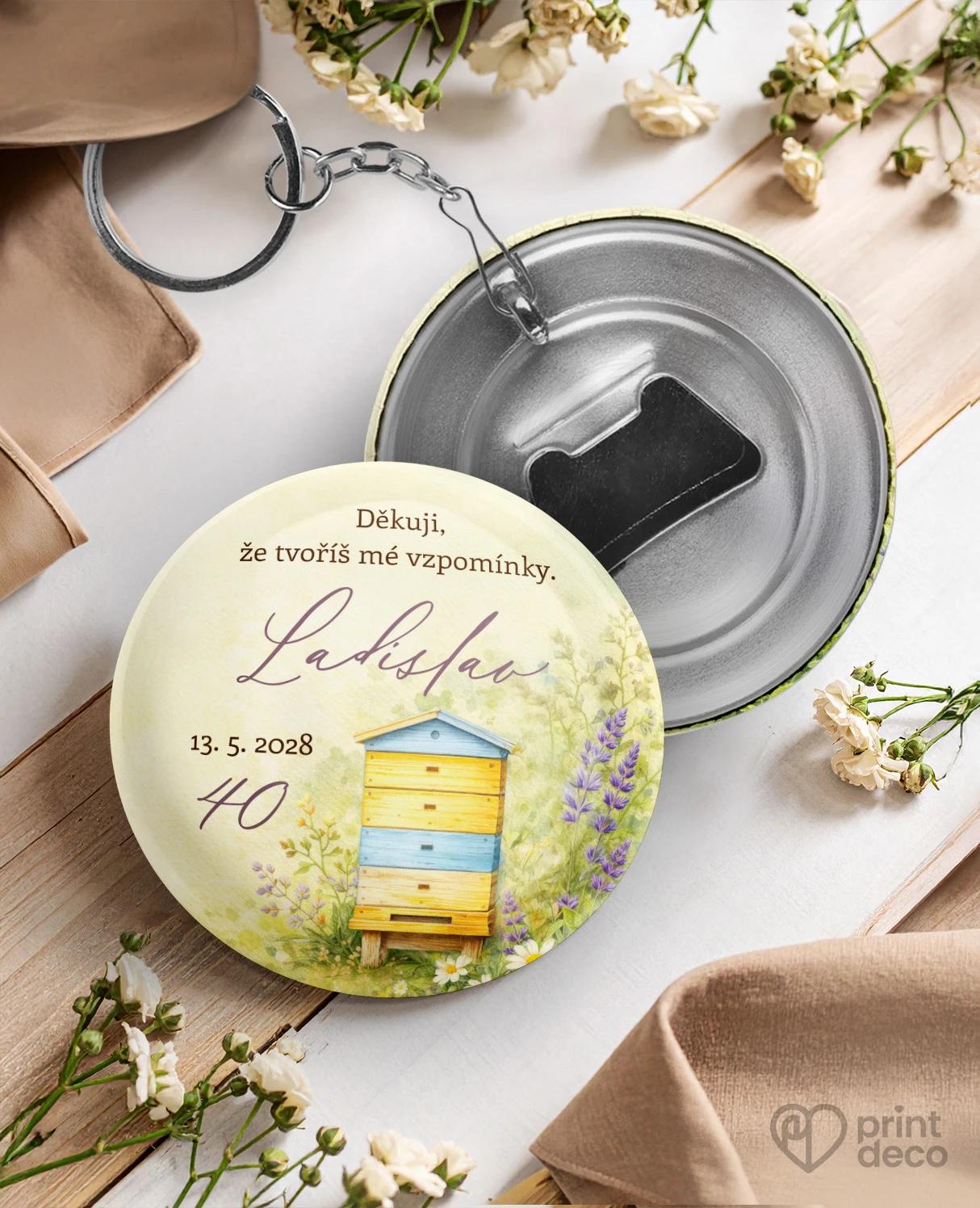 Kovová klíčenka s otvírákem z oslavy pro včelaře 17