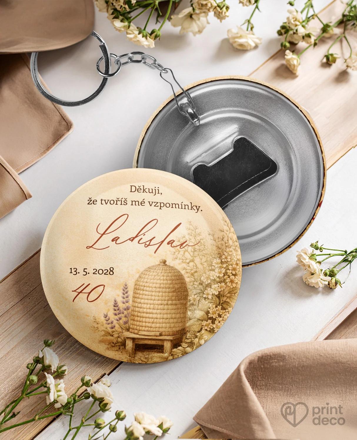 Kovová klíčenka s otvírákem z oslavy pro včelaře 18