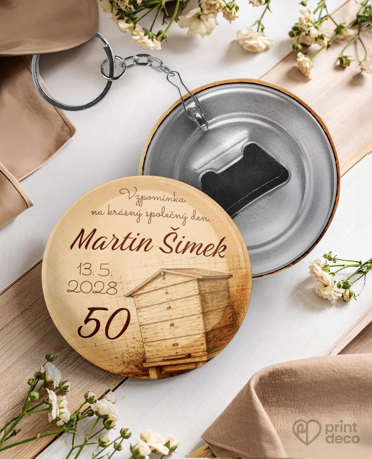 Kovová klíčenka s otvírákem z oslavy pro včelaře 19