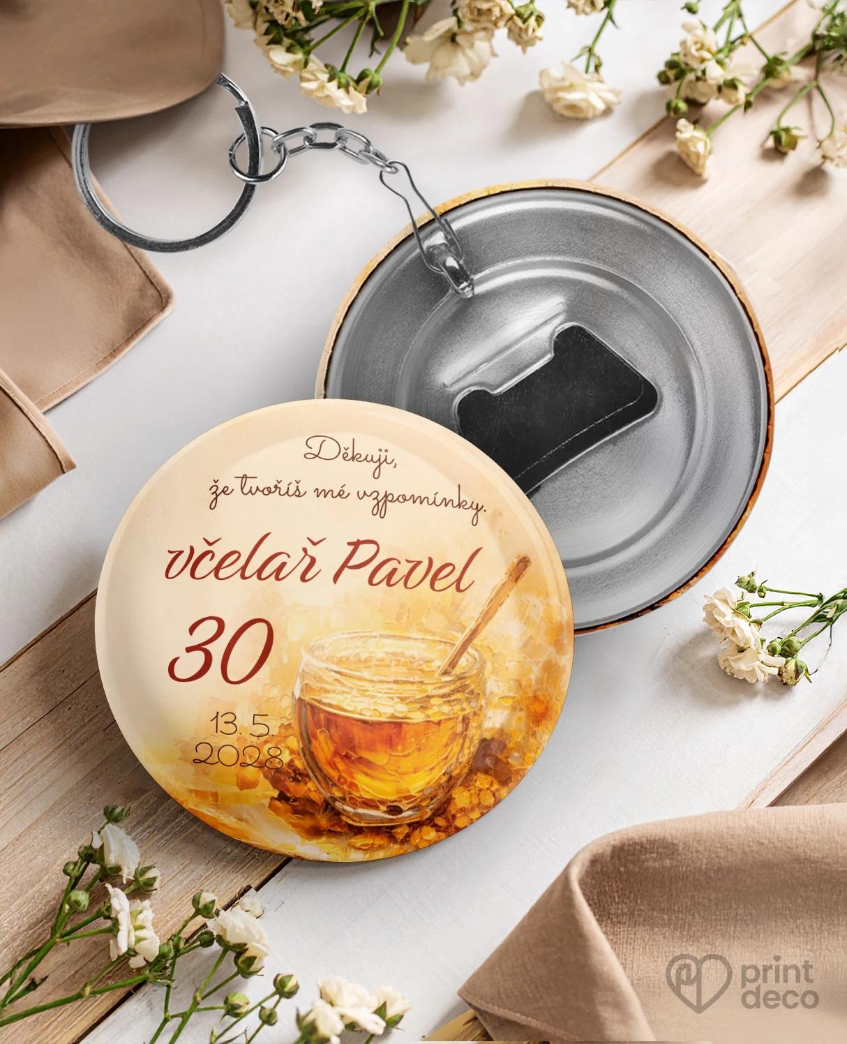 Kovová klíčenka s otvírákem z oslavy pro včelaře 20