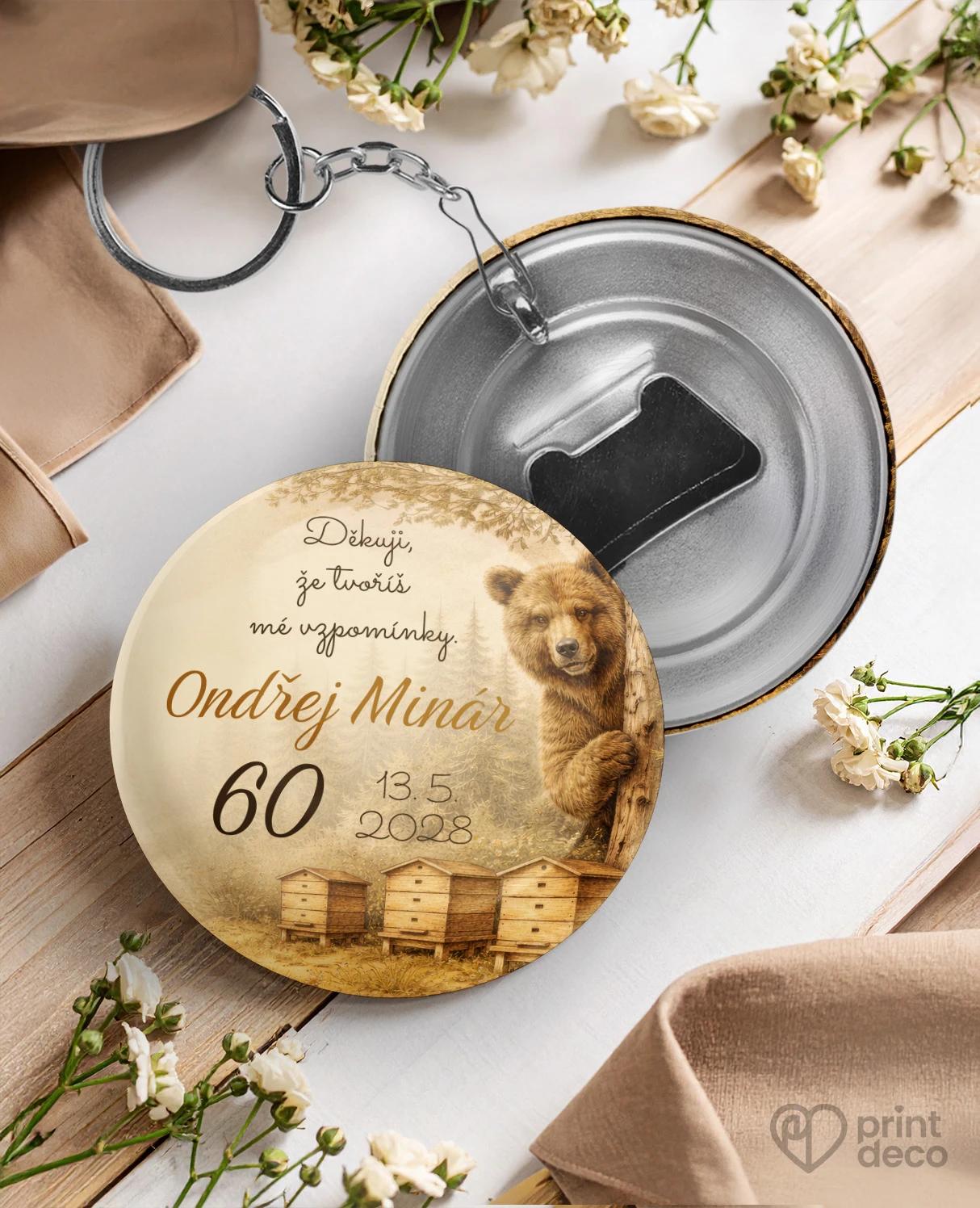 Kovová klíčenka s otvírákem z oslavy pro včelaře 23