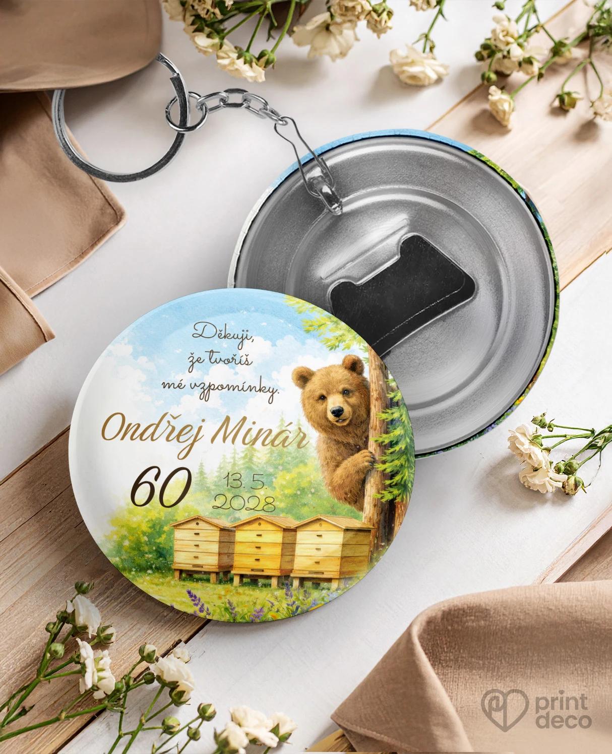 Kovová klíčenka s otvírákem z oslavy pro včelaře 24