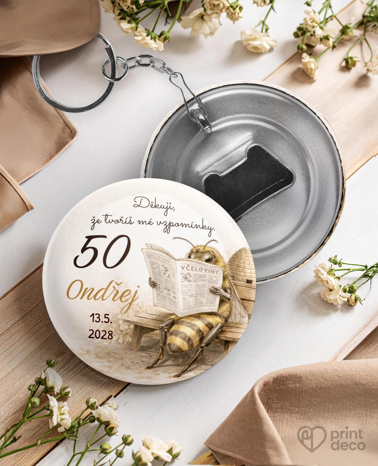 Kovová klíčenka s otvírákem z oslavy pro včelaře 25