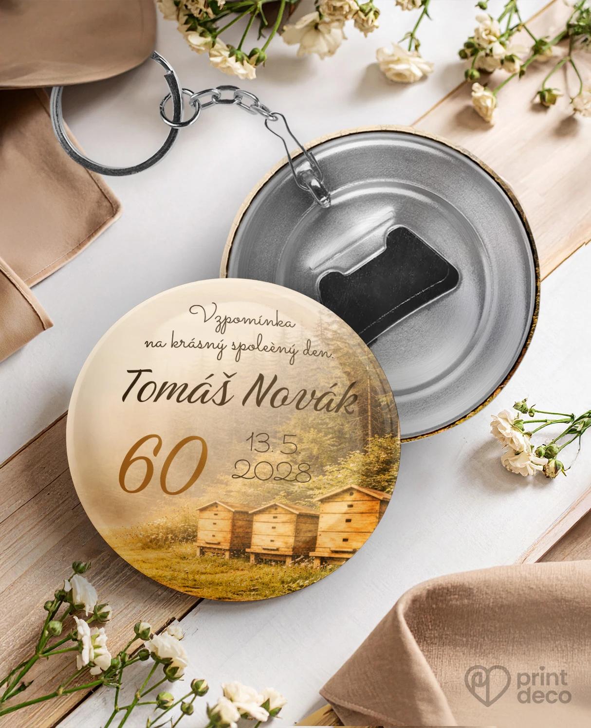 Kovová klíčenka s otvírákem z oslavy pro včelaře 27