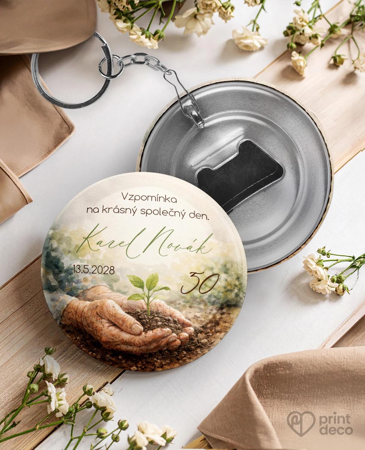 Kovová klíčenka s otvírákem z oslavy pro zahrádkáře 02