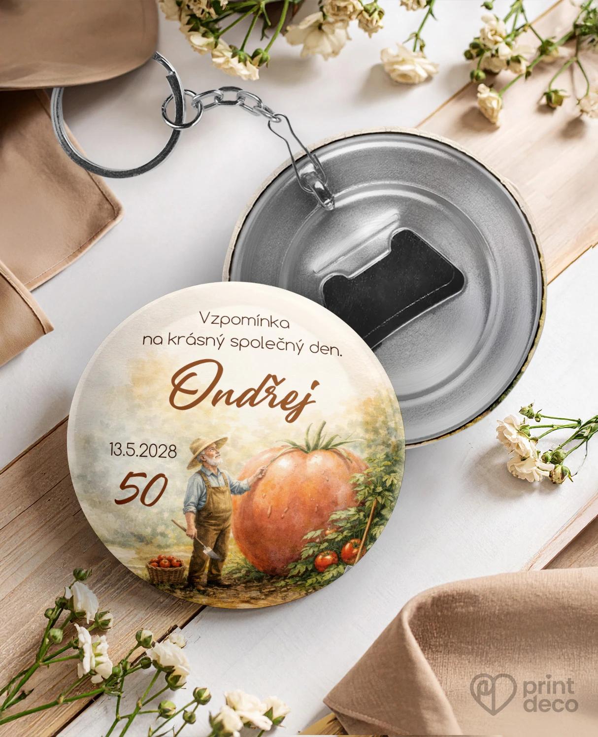 Kovová klíčenka s otvírákem z oslavy pro zahrádkáře 03