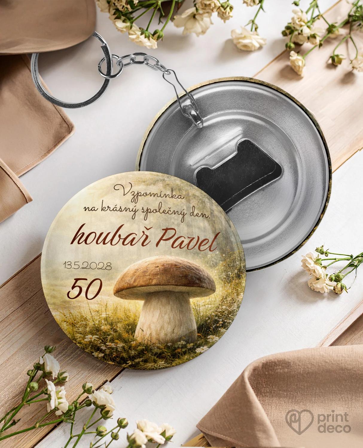 Kovová klíčenka s otvírákem z oslavy pro houbaře 04