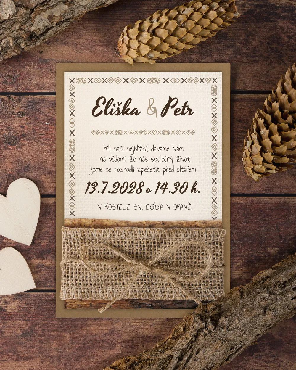 Svatební oznámení s lidovým dřevěným motivem
