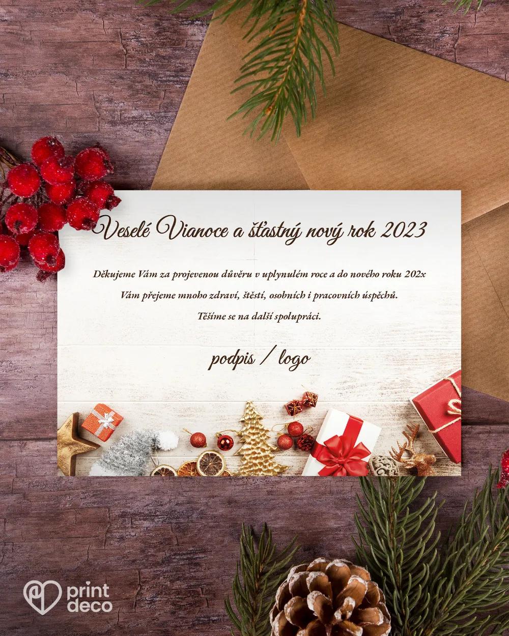 Vánoční pozdrav s dárky a dekorací