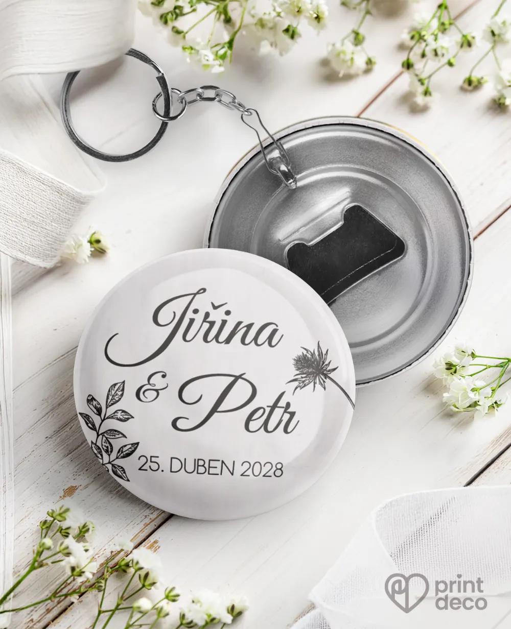 Svatební klíčenky s otvírákem se světlým motivem luční květy