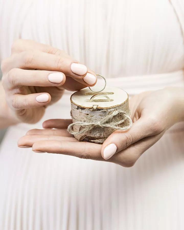 Dřevěný držák na prstýnky, průměr 6 cm