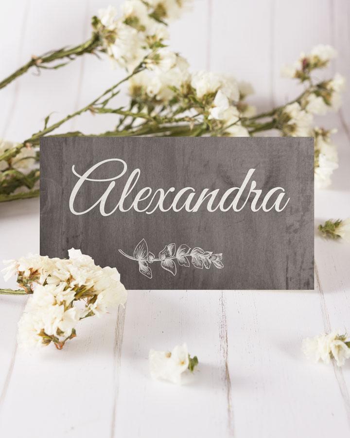 Svatební jmenovky se tmavým motivem luční květy