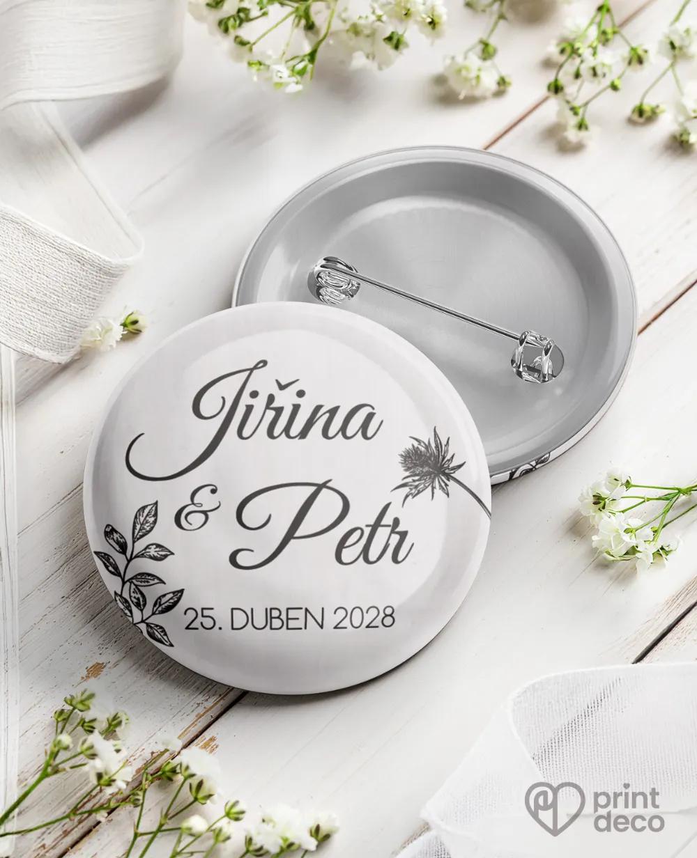 Kovové svatební odznaky se světlým motivem luční květy