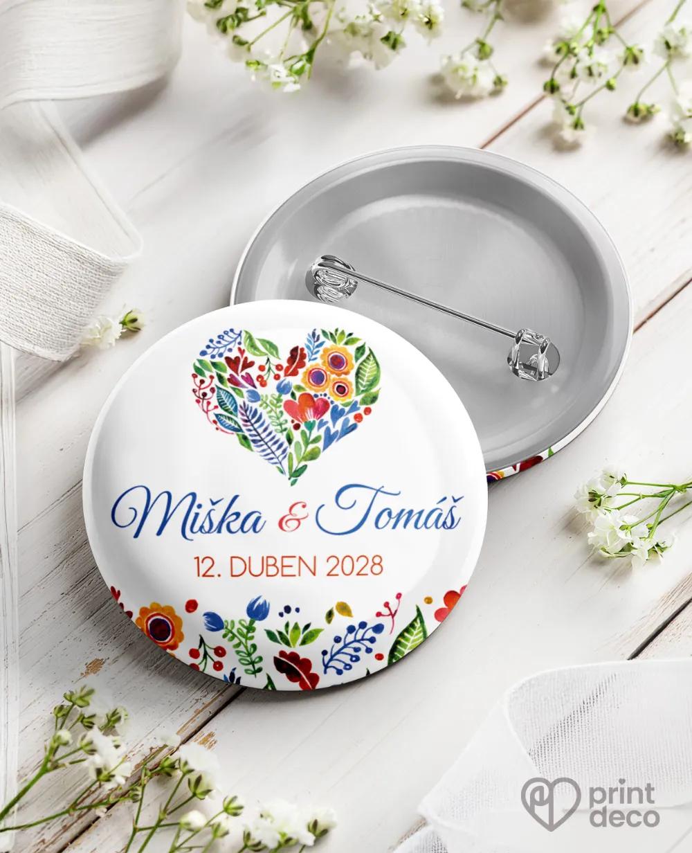 Kovové svatební odznaky s lidovým dřevěným motivem III.