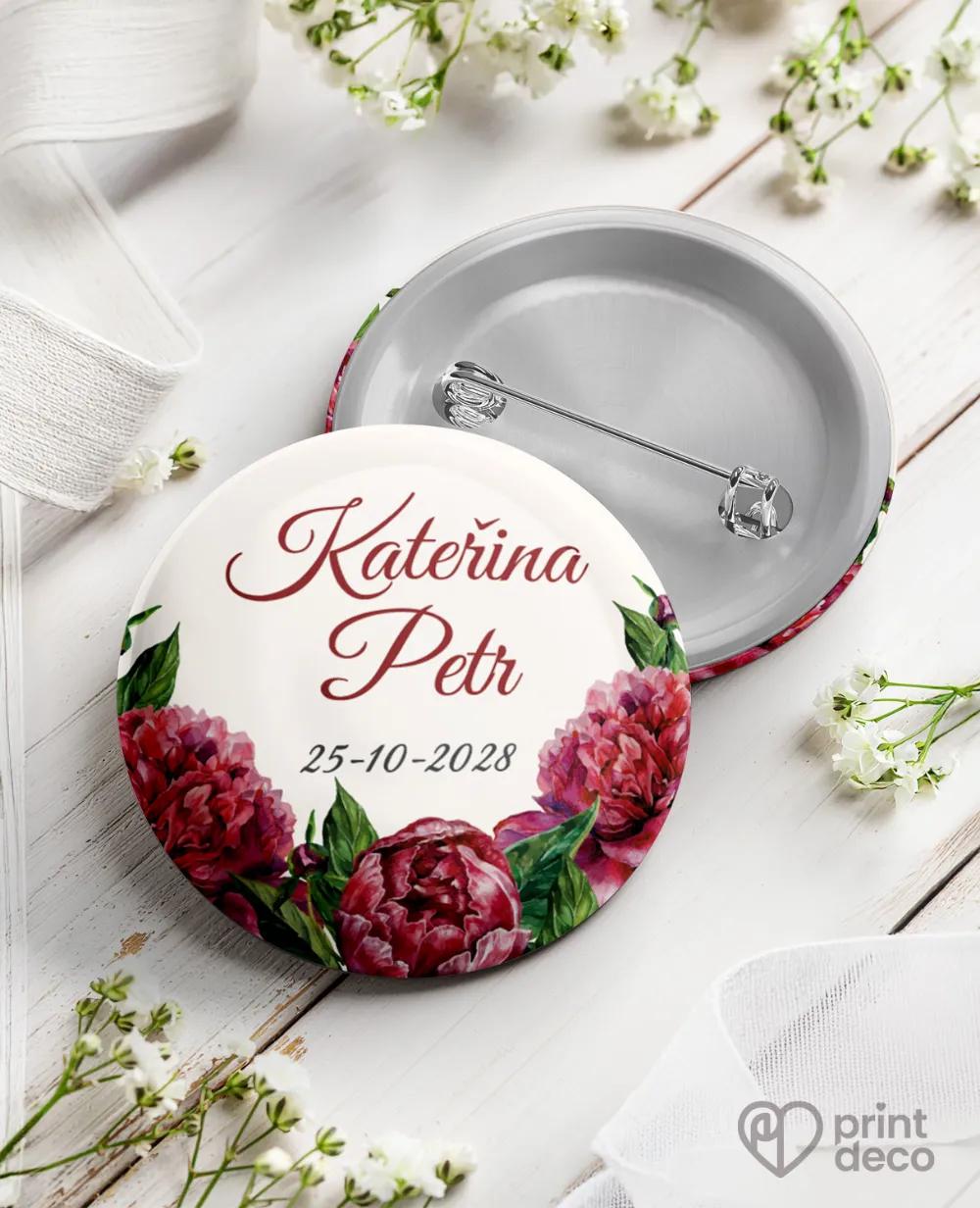 Kovové svatební odznaky s pestrými pivoňkami