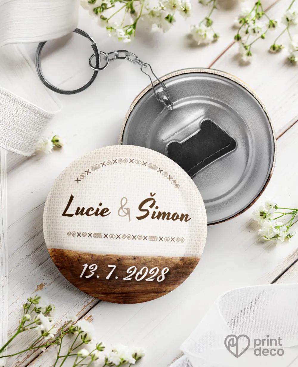 Svatební klíčenky s otvírákem s folklorním dřevěným motivem II.
