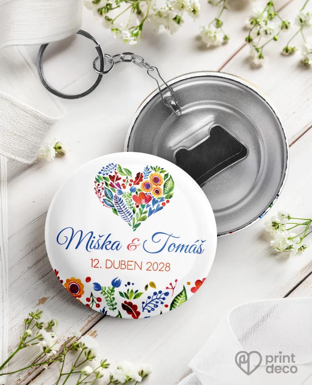 Svatební klíčenky s otvírákem s folklorním dřevěným motivem III.