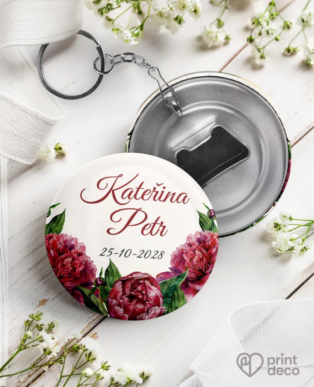 Svatební klíčenky s otvírákem s pestrými pivoňkami